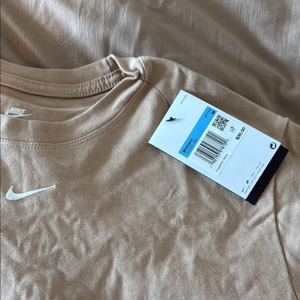 Nike - Loose Fit Boxy Tee - Picture 3 of 6